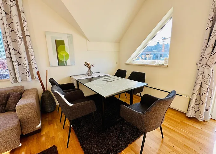 Superior-Apartment mit Pool und Seezugang